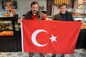 Bursa Gemlik Belediyesi esnaf ve vatandaşa bayrak dağıttı