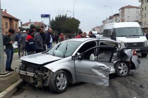 2 otomobil &ccedil;arpıştı: 3 yaralı