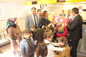 Anaokulu &ouml;ğrencilerinden Mehmet&ccedil;iğe moral hediyesi