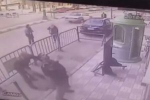 3. kattan d&uuml;şen &ccedil;ocuğu polis havada yakaladı