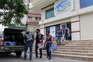 Kimse Yok Mu Derneği y&ouml;neticilerine FET&Ouml; operasyonu: 13 g&ouml;zaltı