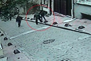 Beyoğlu'ndaki kadına bı&ccedil;aklı saldırı kamerada