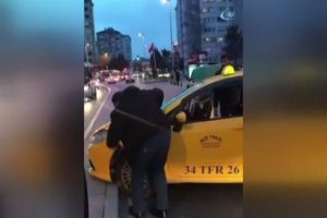 Alkoll&uuml; taksi s&uuml;r&uuml;c&uuml;s&uuml; ortalığı birbirine kattı