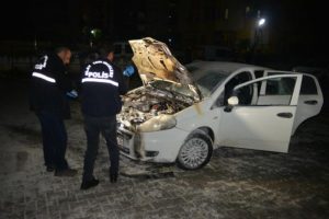 Apartmanın otoparkındaki otomobili kundakladılar