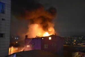 5 katlı binanın en &uuml;st katı alev alev yandı