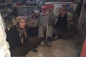Ter&ouml;ristler ihtiyar k&ouml;yl&uuml;leri bağlayıp mayınla tuzakladı