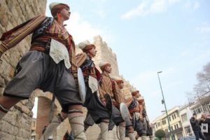 'Kılıç-Kalkan' halk oyunu Bursa'da gençlerle hayat buluyor