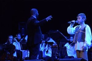 &Ccedil;ocuklar "Barış Abi"lerini şarkılarıyla andı