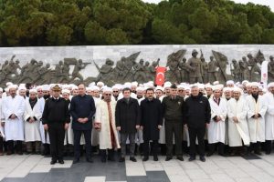 Afrin'deki Mehmet&ccedil;ikler i&ccedil;in Şehitler Abidesi'nde dua