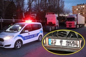Plakasını tıraş k&ouml;p&uuml;ğ&uuml;yle kapattı!