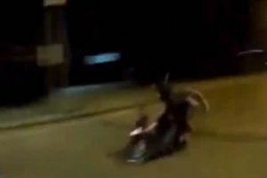 Aşırı s&uuml;ratli motosiklet polise &ccedil;arptı
