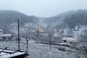 Bursa'da dağ yöresinde kar sevinci