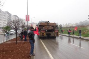 Mehmet&ccedil;ik vatandaşların sevgi g&ouml;sterileri ile Afrin'e uğurlandı