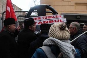 Rusya'nın İstanbul Başkonsolosluğu &ouml;n&uuml;nde siyah &ccedil;elenkli protesto
