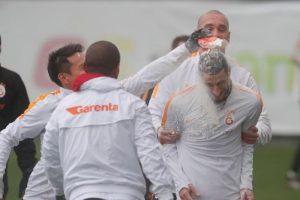 Younes Belhanda'ya s&uuml;rpriz kutlama!