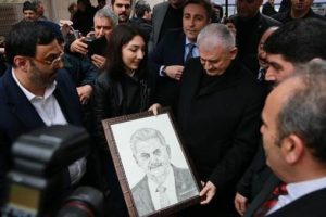 Başbakan Yıldırım'a karakalem portre hediyesi