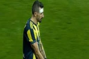 Trib&uuml;nlerden yabancı madde yağdı, iki futbolcu sakatlandı