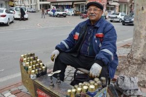 Yarım asrı aşkın s&uuml;redir ayakkabı boyuyor