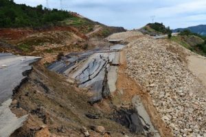 Kumluca-Antalya yolunda heyelan devam ediyor