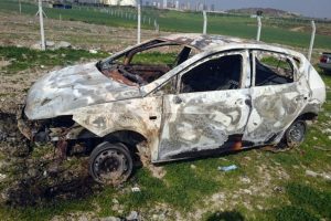 Otomobili &ccedil;alıp kundakladı! 30 bin lira ile serbest kaldı