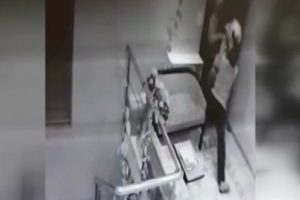 İstanbul'da soygun g&uuml;venlik kamerasında
