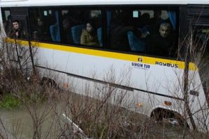25 kişi midib&uuml;s&uuml;n i&ccedil;inde mahsur kaldı