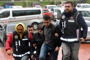 G&ouml;&ccedil;men ka&ccedil;ak&ccedil;ılığı ş&uuml;phelisi 2 kişi tutuklandı