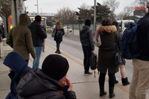 Otob&uuml;s duraklarında isyan ettiren g&ouml;r&uuml;nt&uuml;! Yasak dinlemiyorlar