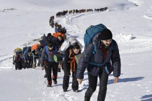 Bursa'da &ouml;ğrencilerden, 'Ata'ya bağlılık Uludağ zirve tırmanışı'