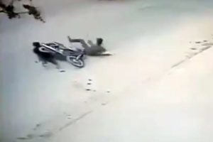 Devrilen motosikletin altında kaldı