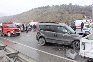 Engelli &ouml;ğrencileri taşıyan servis kaza yaptı: 10 yaralı