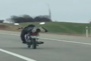 Motosiklet &uuml;zerinde tehlikeli yolculuk