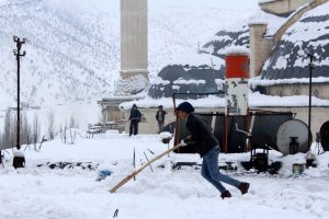 Kar yağışı kimilerine eğlence, kimilerine ekmek kapısı oldu
