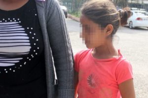 Adana'da mendil satan kıza tacize lin&ccedil; girişimini polis &ouml;nledi