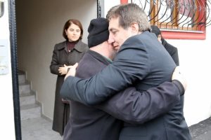 Bursa Valisi K&uuml;&ccedil;&uuml;k'ten şehit ailesine taziye ziyareti