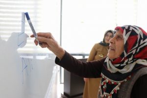 86 yaşında okuma-yazma &ouml;ğreniyor