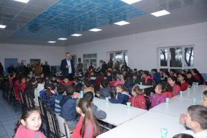 Bursa Karacabey Belediye Başkanı &Ouml;zkan miniklerle kitap okudu
