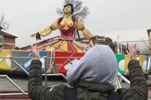Lunaparkta g&ouml;ğs&uuml; a&ccedil;ık balerin şaşkınlığı