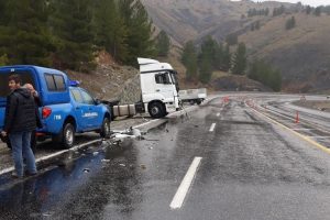 Kazaya giden askeri araca tır &ccedil;aptı: 6 yaralı