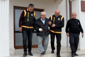 Gelinini &ouml;ld&uuml;r&uuml;p ve oğlunu yaralayan baba tutuklandı