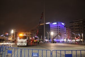 Taksim'de atıl durumdaki aydınlatma direkleri kaldırıldı