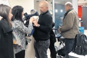 7 aylık oğlunu sadece karakolda g&ouml;rebiliyor!
