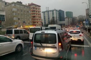 Sağanak yağmur trafiği fel&ccedil; etti