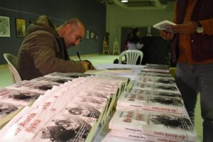 Oğluna solunum cihazı almak i&ccedil;in kitap yazdı