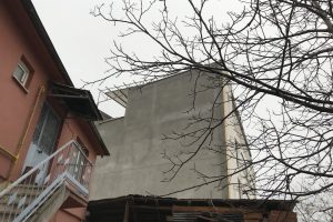 Bursa'da kız &ouml;ğrenciyi &ouml;l&uuml;mden sırtındaki &ccedil;antası kurtardı