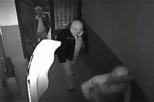 Maskeli, silahlı, &ccedil;elik yelekli gasp&ccedil;ılar kamerada