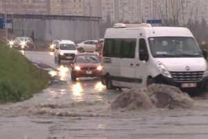 Yollar g&ouml;le d&ouml;nd&uuml;, s&uuml;r&uuml;c&uuml;ler zor anlar yaşadı