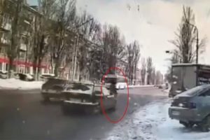 Yaşlı kadın metrelerce &ouml;teye savruldu