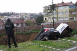 İstanbul'da toprak kayması: 4 katlı bina boşaltıldı