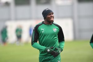 Bursaspor'da Sow sahalara d&ouml;n&uuml;yor
